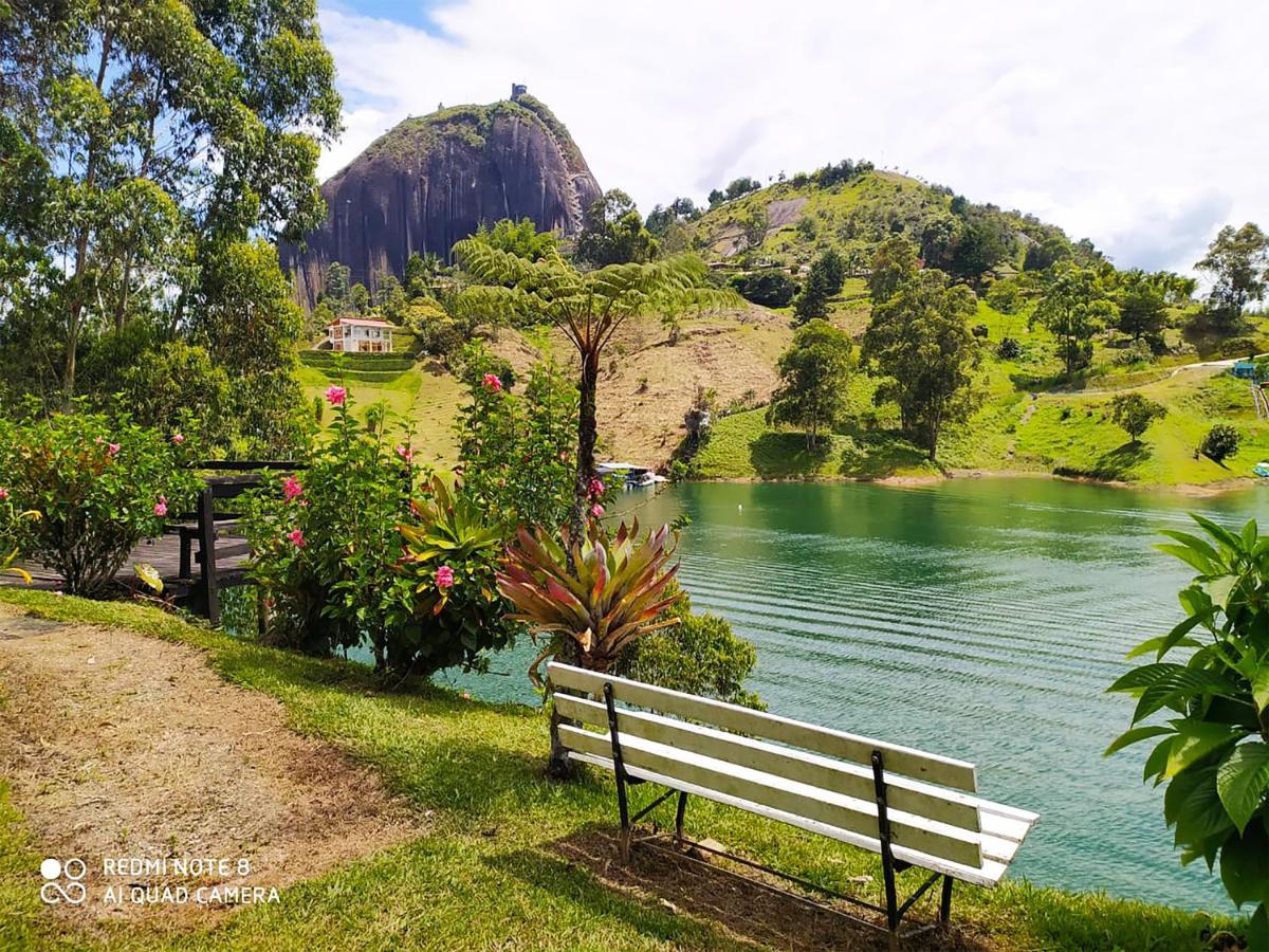 Ecolodge Bahia Del Penon Guatape Exterior photo