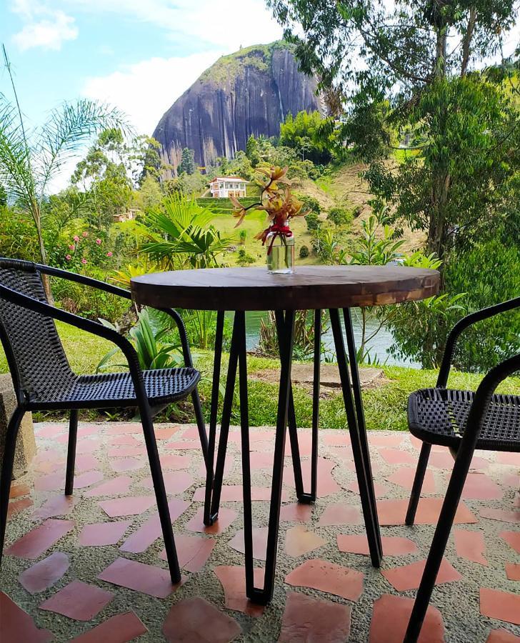 Ecolodge Bahia Del Penon Guatape Exterior photo