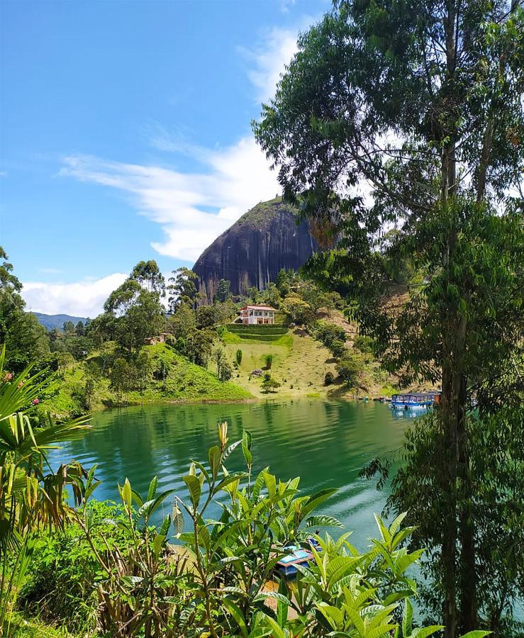 Ecolodge Bahia Del Penon Guatape Exterior photo