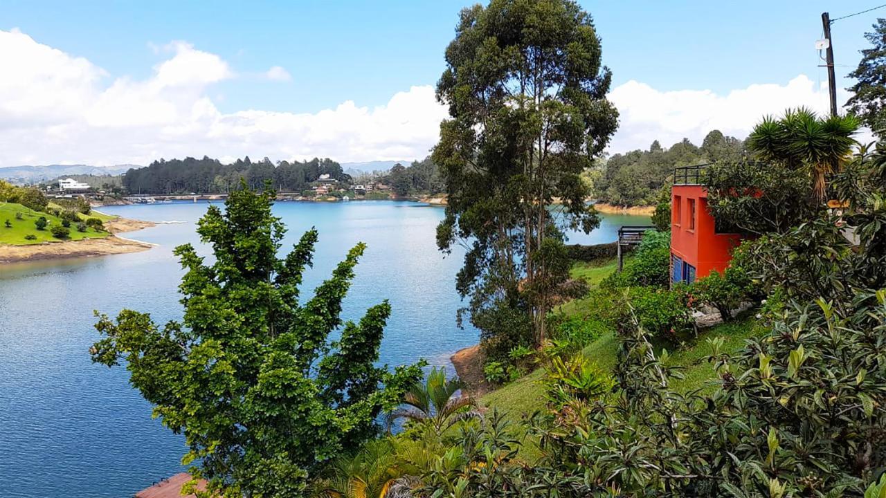 Ecolodge Bahia Del Penon Guatape Exterior photo