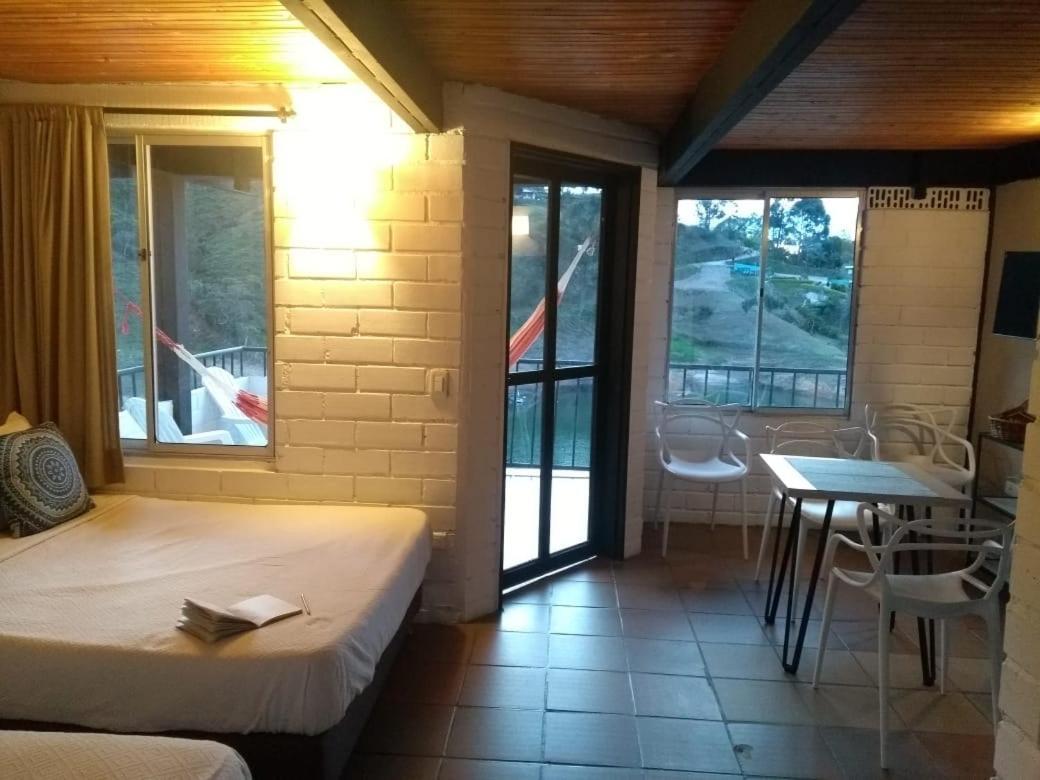 Ecolodge Bahia Del Penon Guatape Exterior photo