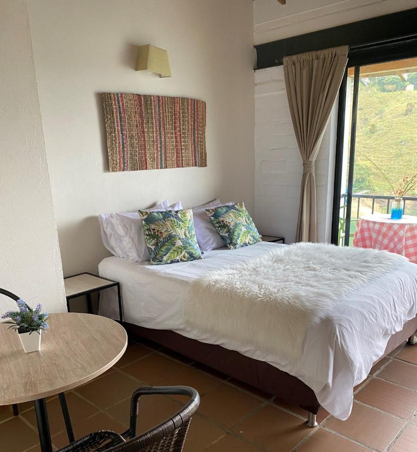 Ecolodge Bahia Del Penon Guatape Exterior photo