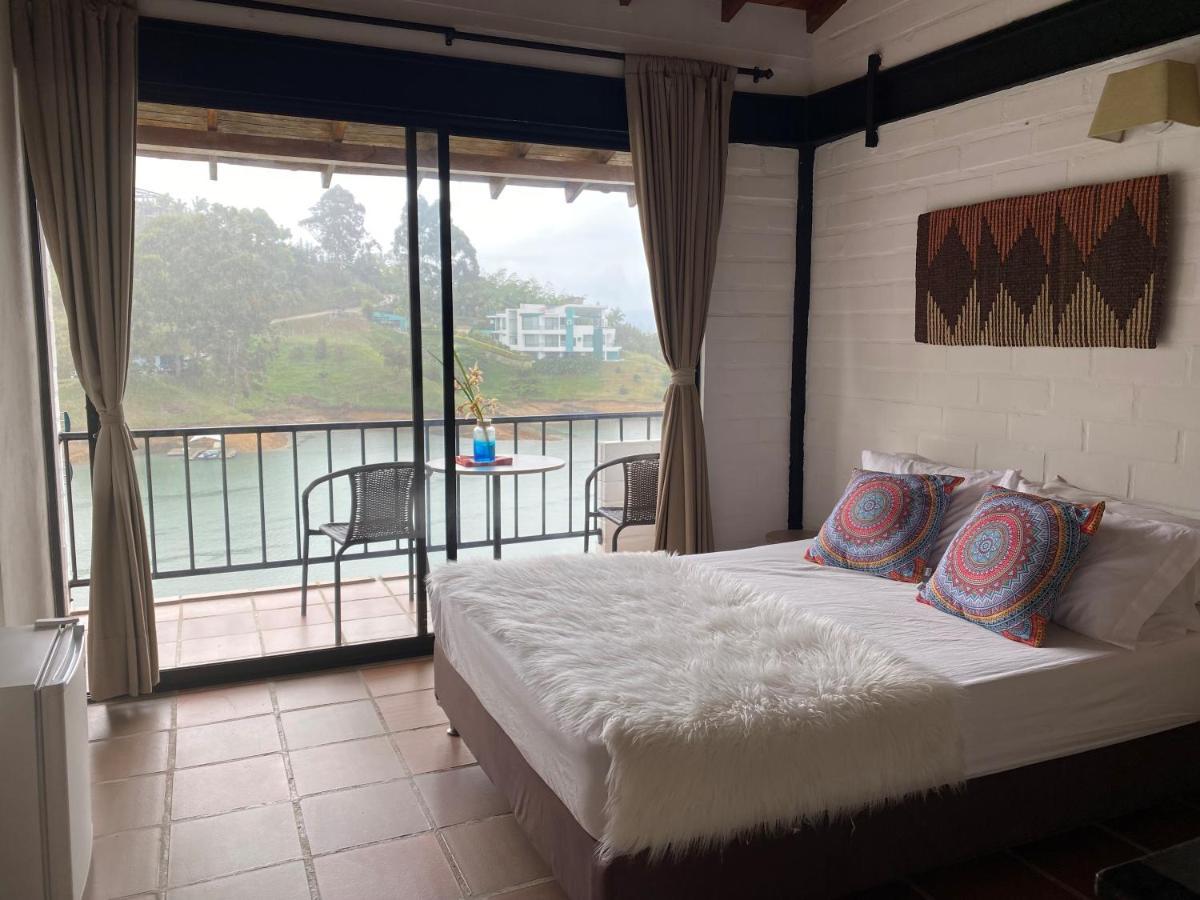 Ecolodge Bahia Del Penon Guatape Exterior photo