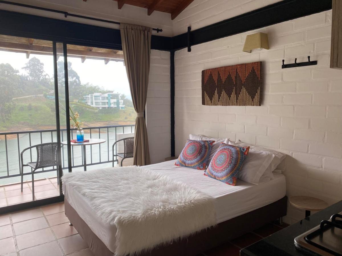 Ecolodge Bahia Del Penon Guatape Exterior photo