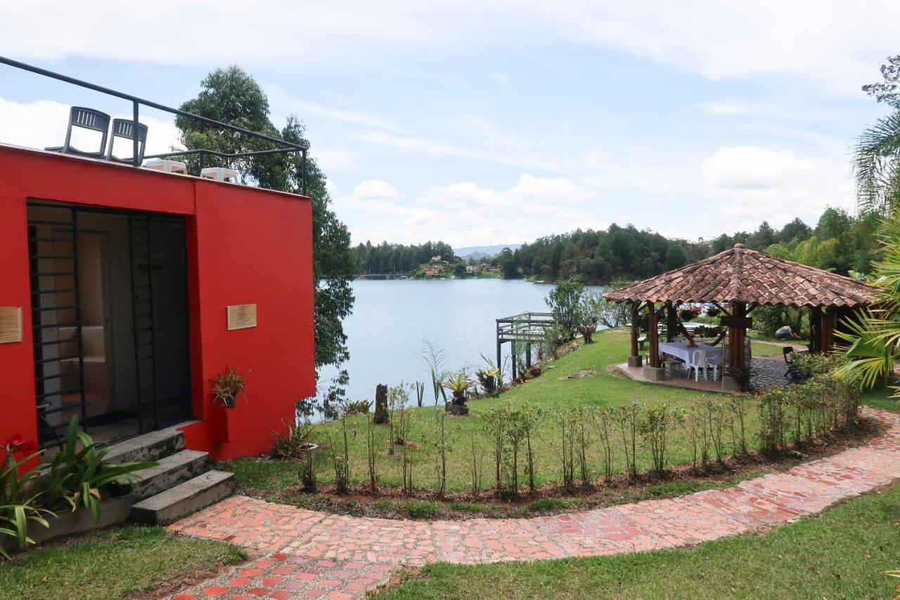 Ecolodge Bahia Del Penon Guatape Exterior photo