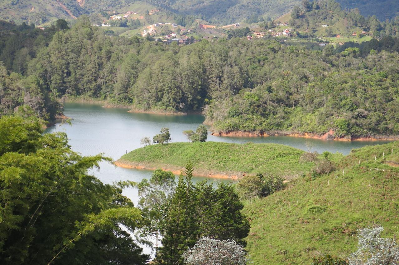 Ecolodge Bahia Del Penon Guatape Exterior photo