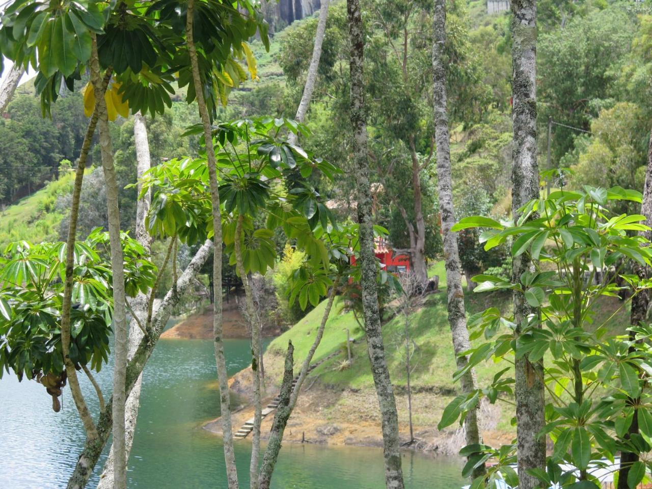 Ecolodge Bahia Del Penon Guatape Exterior photo