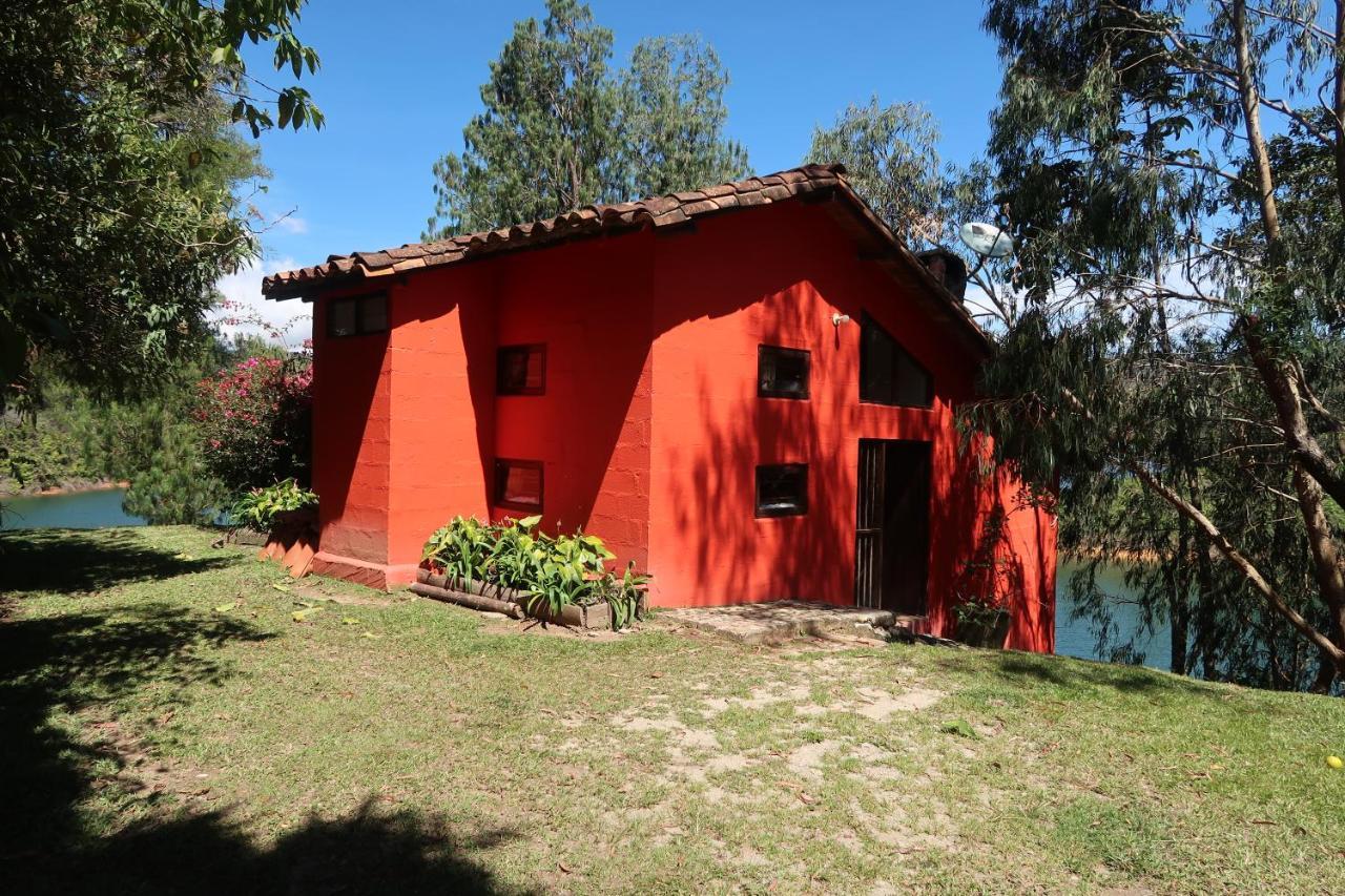 Ecolodge Bahia Del Penon Guatape Exterior photo